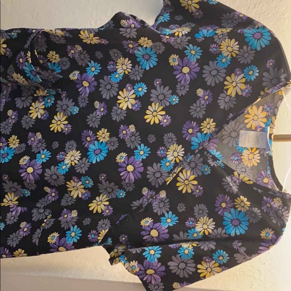 Floral scrub top like new Walmart brand. 2xl
